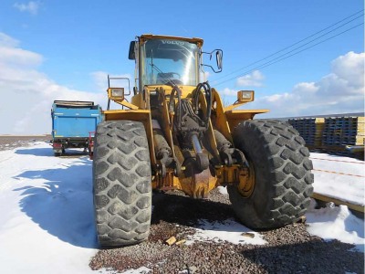 Погрузчик фронтальный Volvo L 220 E 2005 года