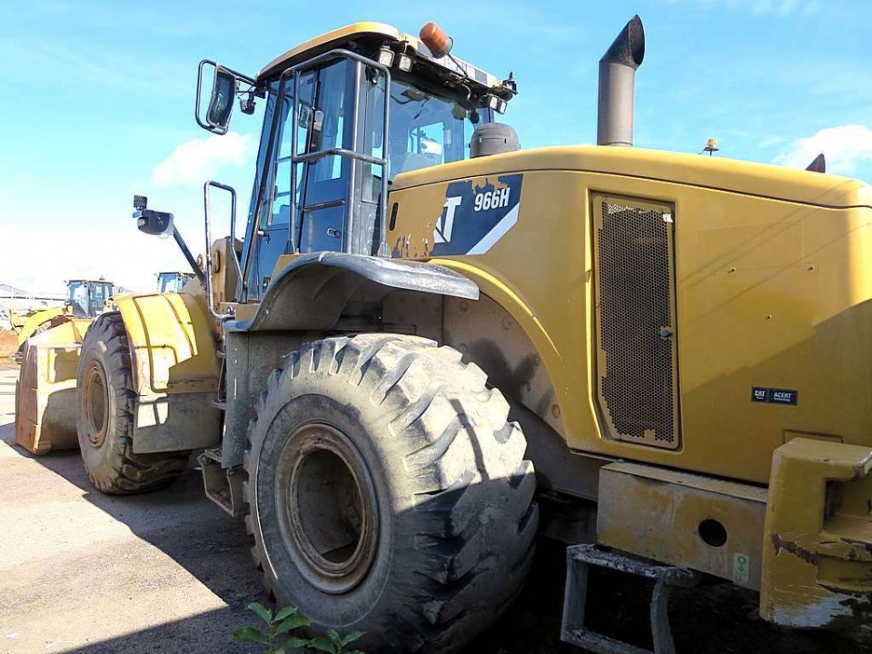  Погрузчик фронтальный Caterpillar 966H  2012 года