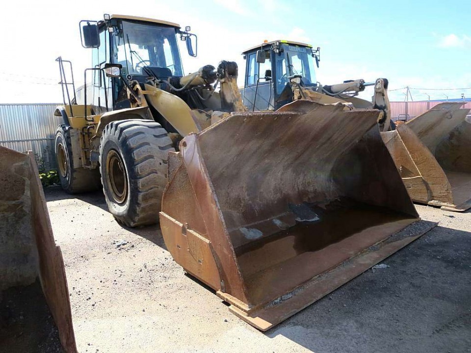  Погрузчик фронтальный Caterpillar 966H  2012 года