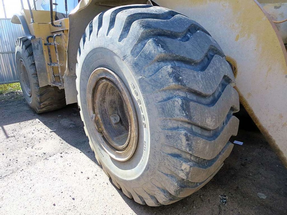  Погрузчик фронтальный Caterpillar 966H  2012 года