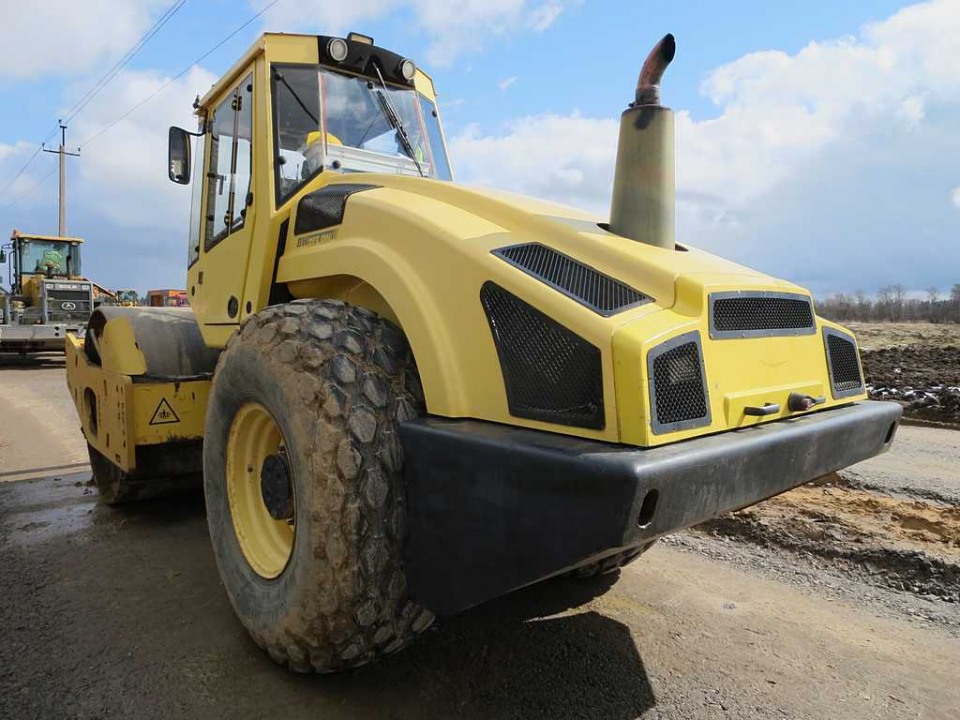  Грунтовый каток BOMAG 213  2005 года