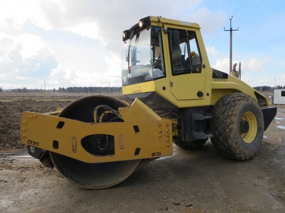  Грунтовый каток BOMAG 213  2005 года