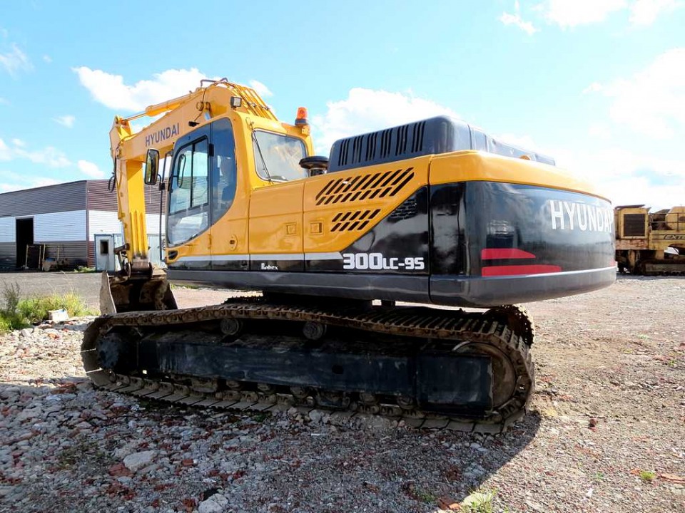  HYUNDAI R 300  2012 года