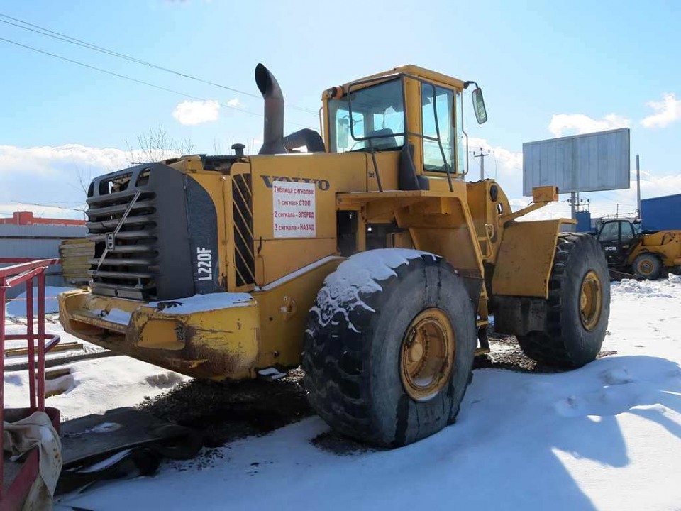  Погрузчик фронтальный Volvo L 220 E  2005 года