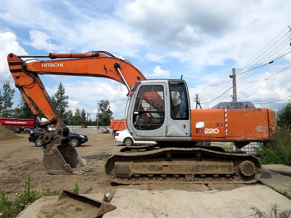  Экскаватор Hitachi EX-220-5  2001 года