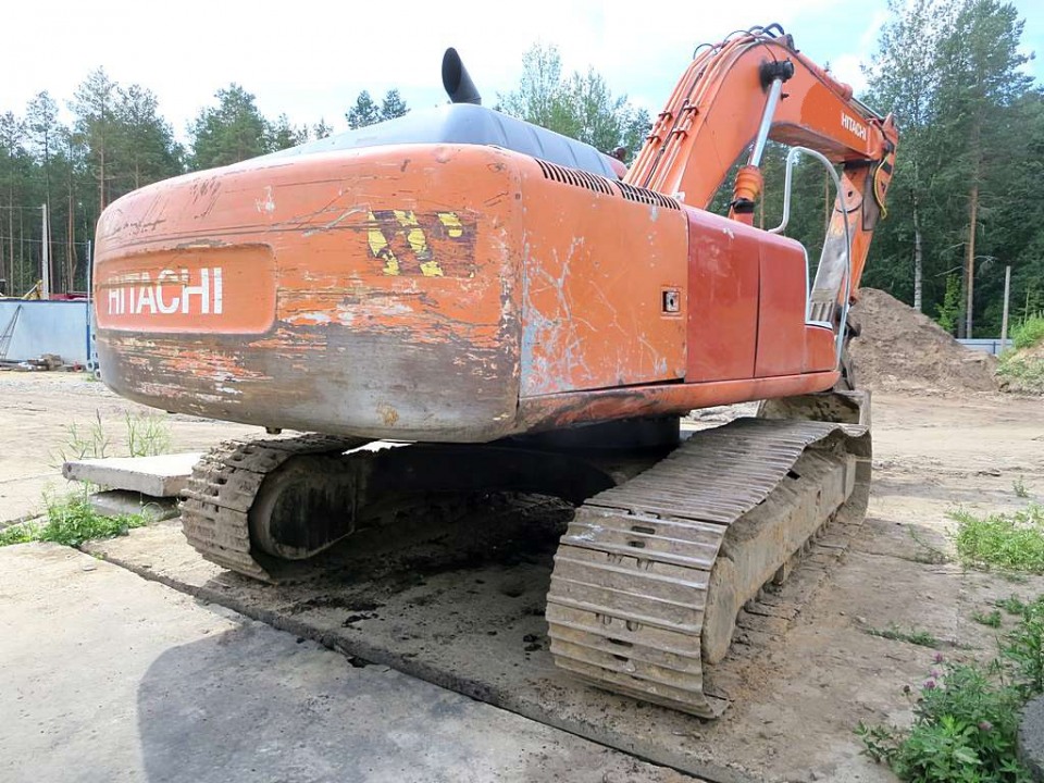  Экскаватор Hitachi EX-220-5  2001 года
