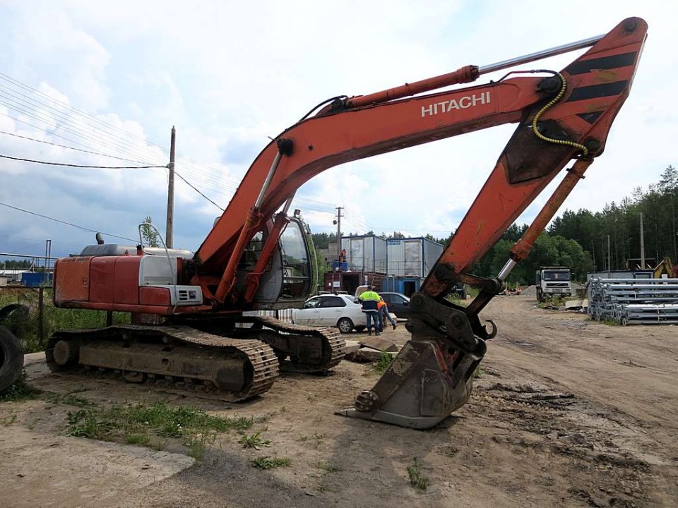  Экскаватор Hitachi EX-220-5  2001 года