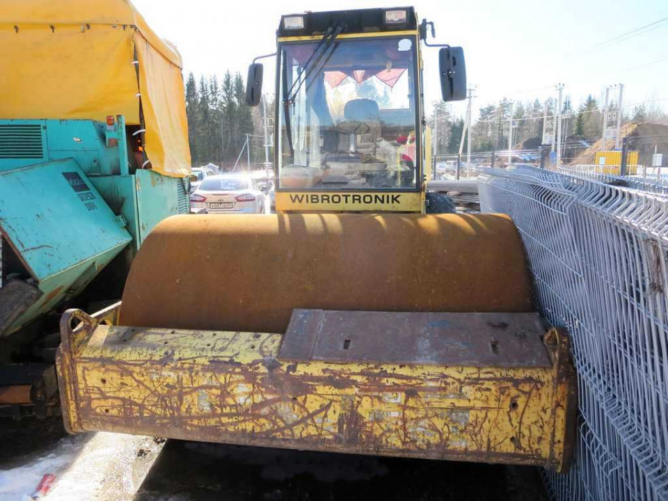  Грунтовый каток BOMAG 213  2000 года