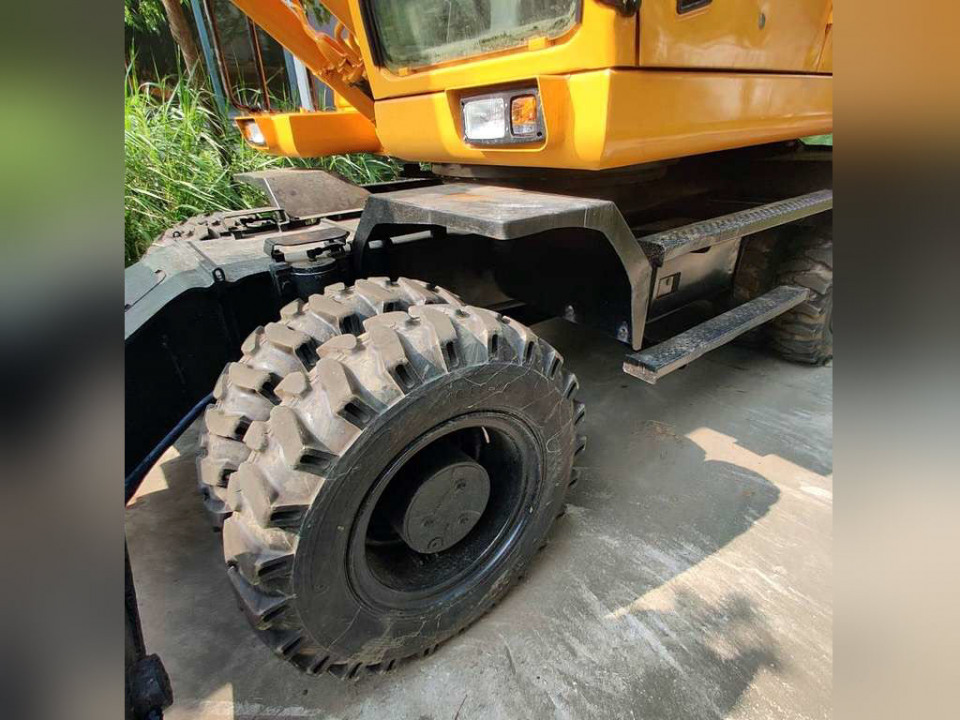 HYUNDAI 210  2020 года