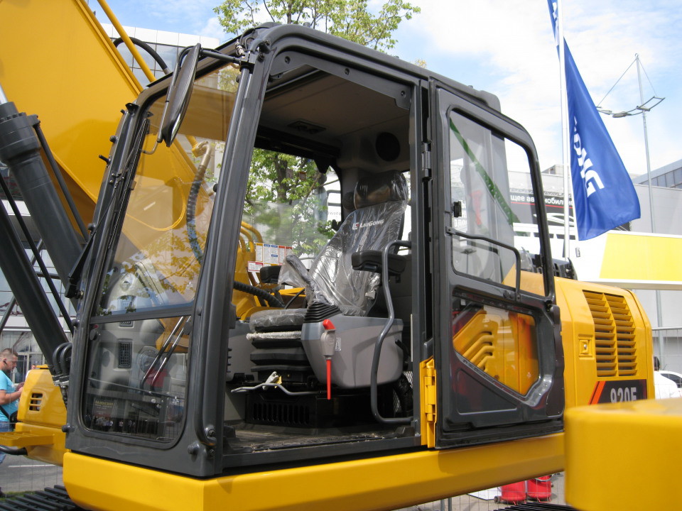  Экскаватор CLG 920E  2023 года