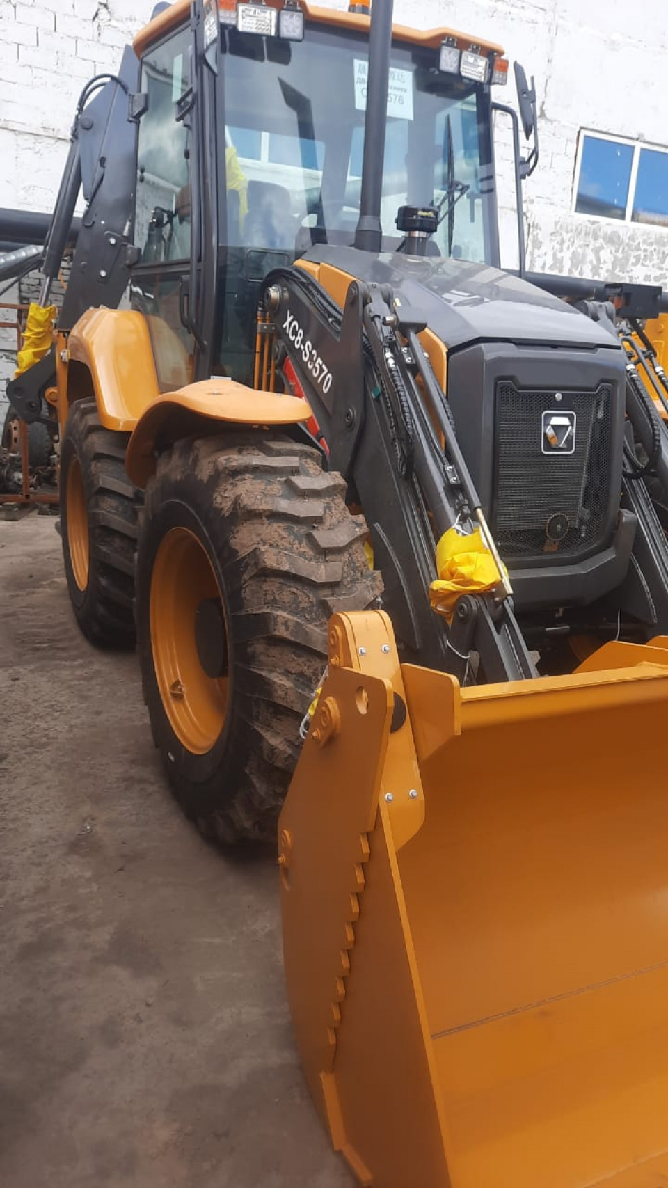  Экскаватор-погрузчик XCMG XC8 S3570 - это спецтехника 4х4  2024 года
