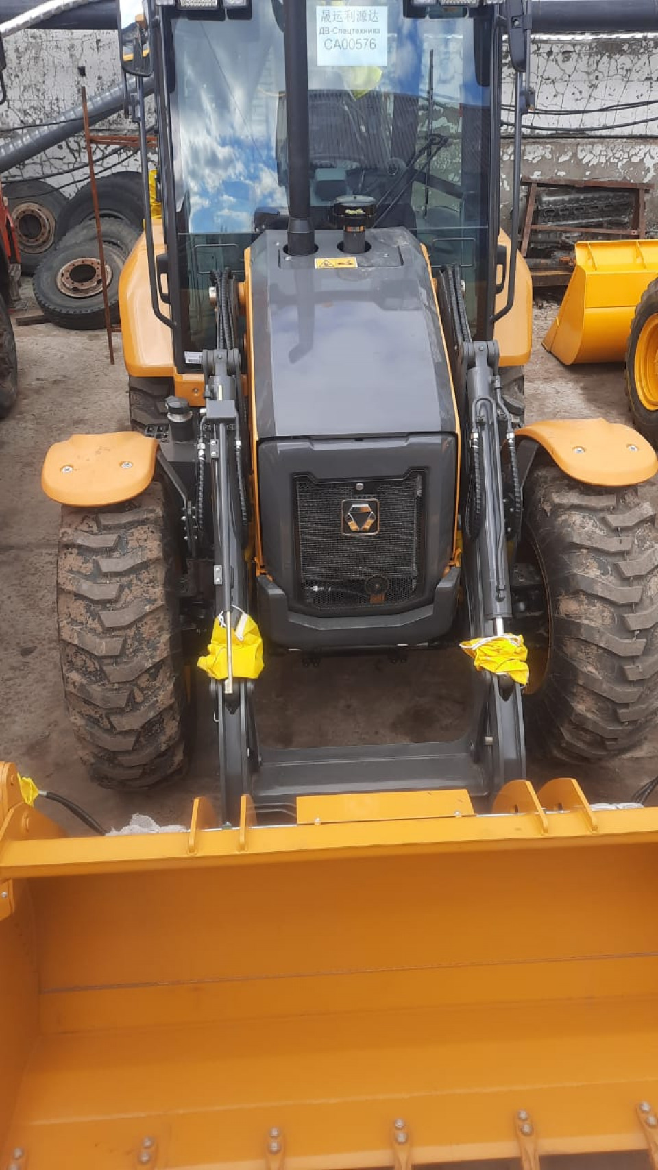  Экскаватор-погрузчик XCMG XC8 S3570 - это спецтехника 4х4  2024 года