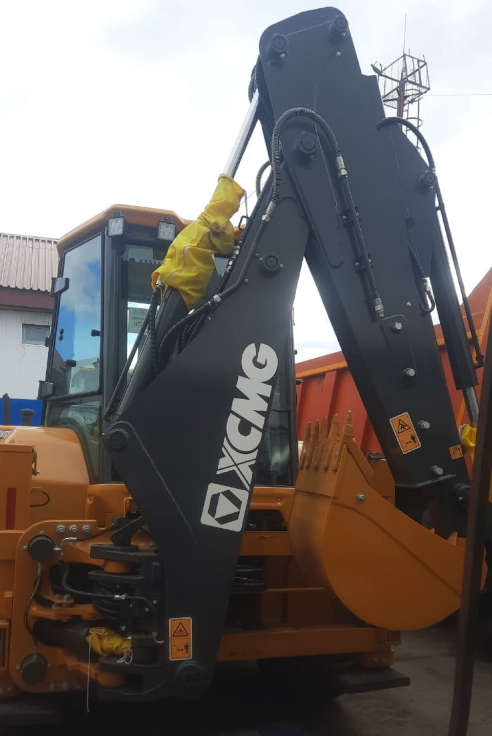  Экскаватор-погрузчик XCMG XC8 S3570 - это спецтехника 4х4  2024 года