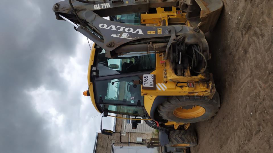  Экскаватор-погрузчик Volvo BL71B  2014 года