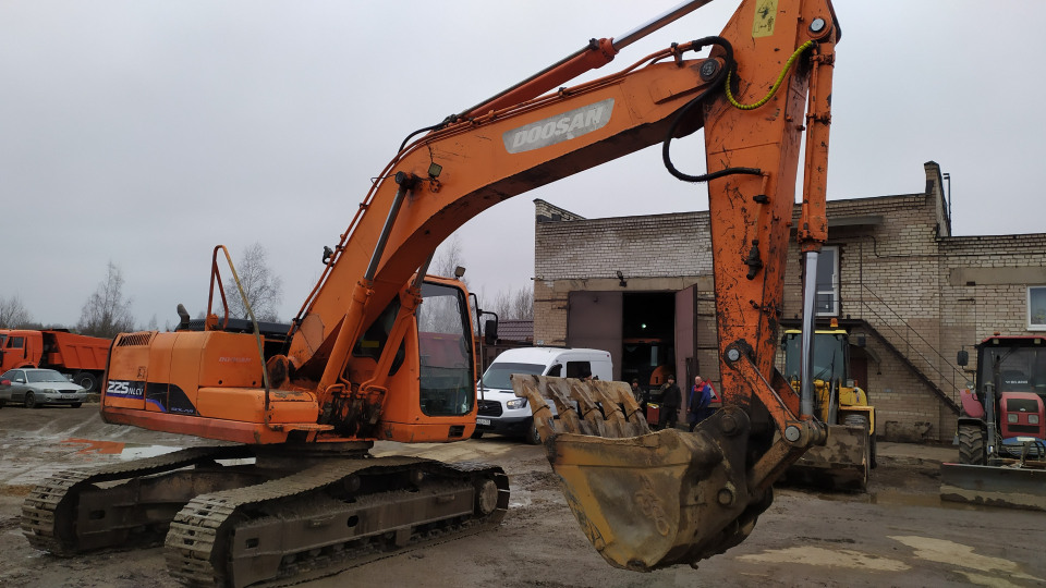  Экскаватор Doosan SOLAR 225NLCV  2011 года